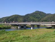 小矢部川にかかる守山橋と二上山